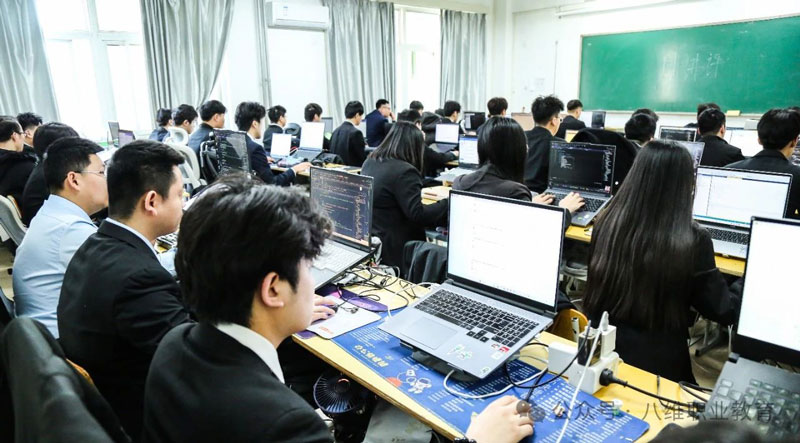 八維教育：智能時(shí)代的人才“造芯”工廠(chǎng)，如何批量培養AI專(zhuān)業(yè)人才？