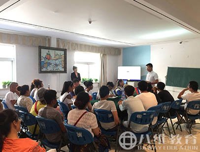 八維教育咨詢(xún)現場(chǎng)