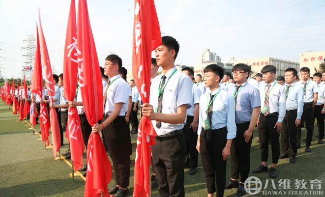 既要仰望星空的情懷，更要腳踏實(shí)地的勇氣