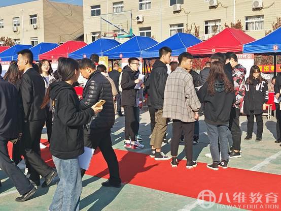 八維招聘現場(chǎng)