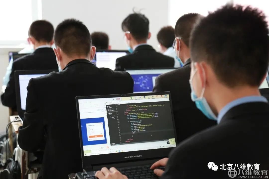 八維以培養“應用型、創(chuàng  )新型、領(lǐng)袖型”人才